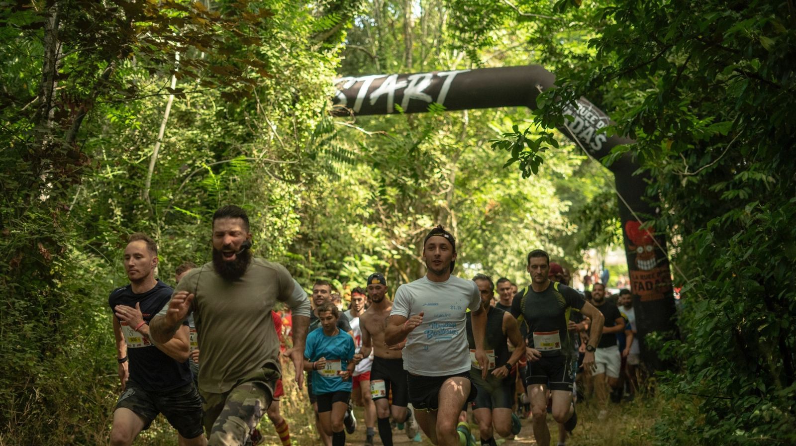 Équipe de fadas posant après la course