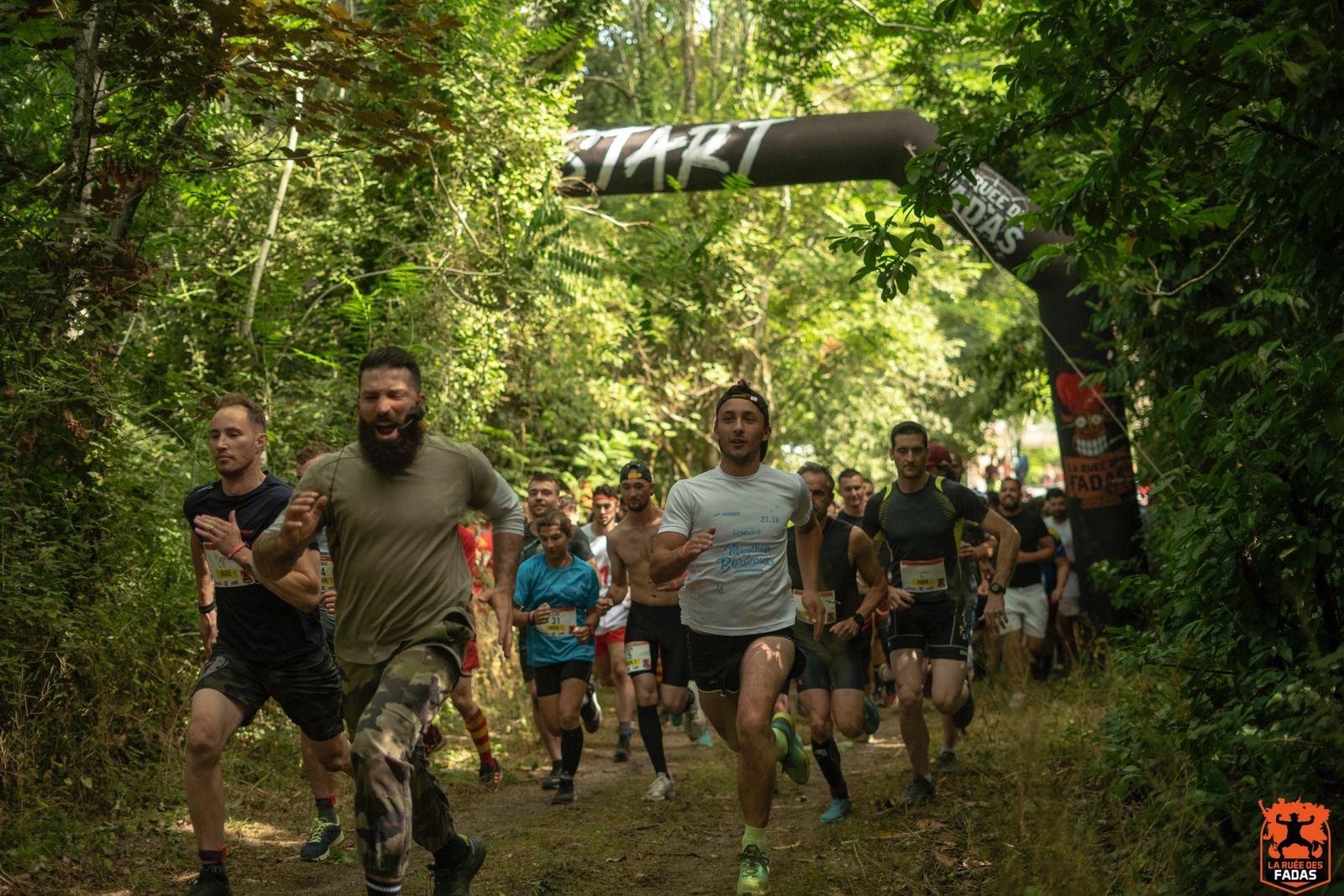 Équipe de fadas posant après la course