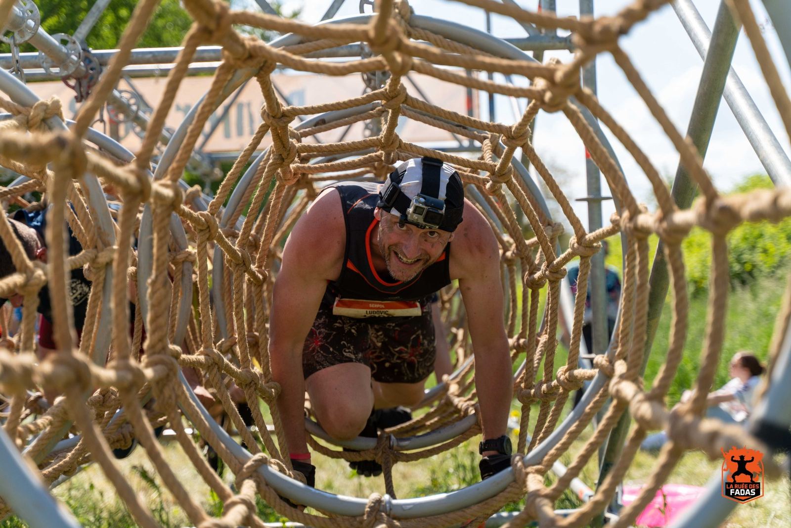 Participants franchissant un mur d'escalade