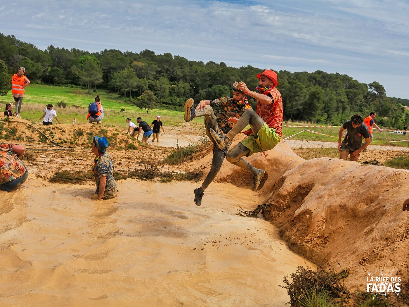 Participants sautant dans un bassin de boue