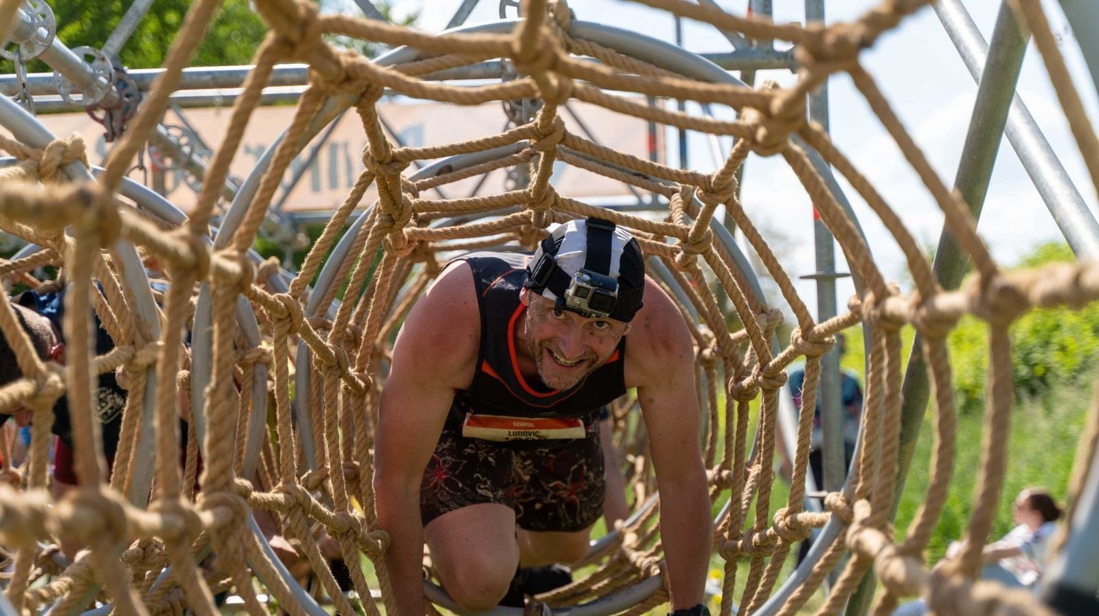 Participants franchissant un mur d'escalade