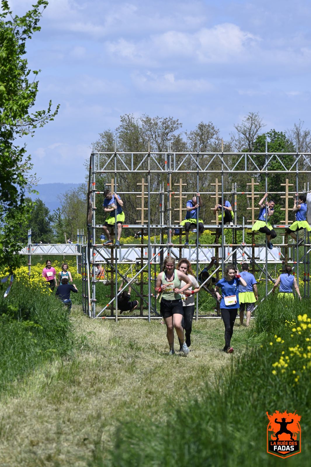 Participants courant dans la boue
