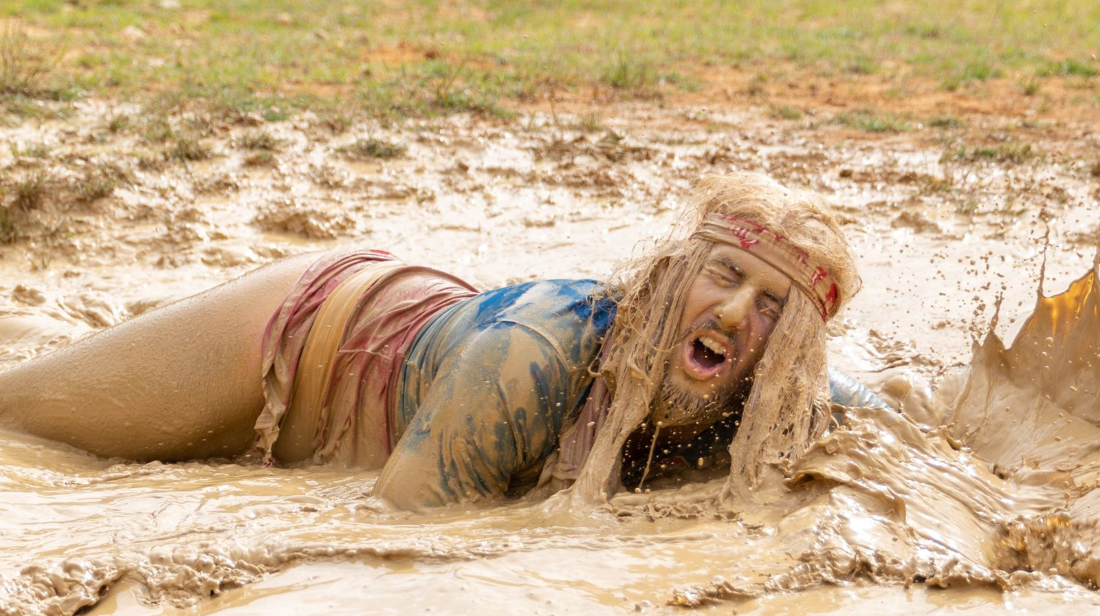 Participant déguisé glissant dans la boue