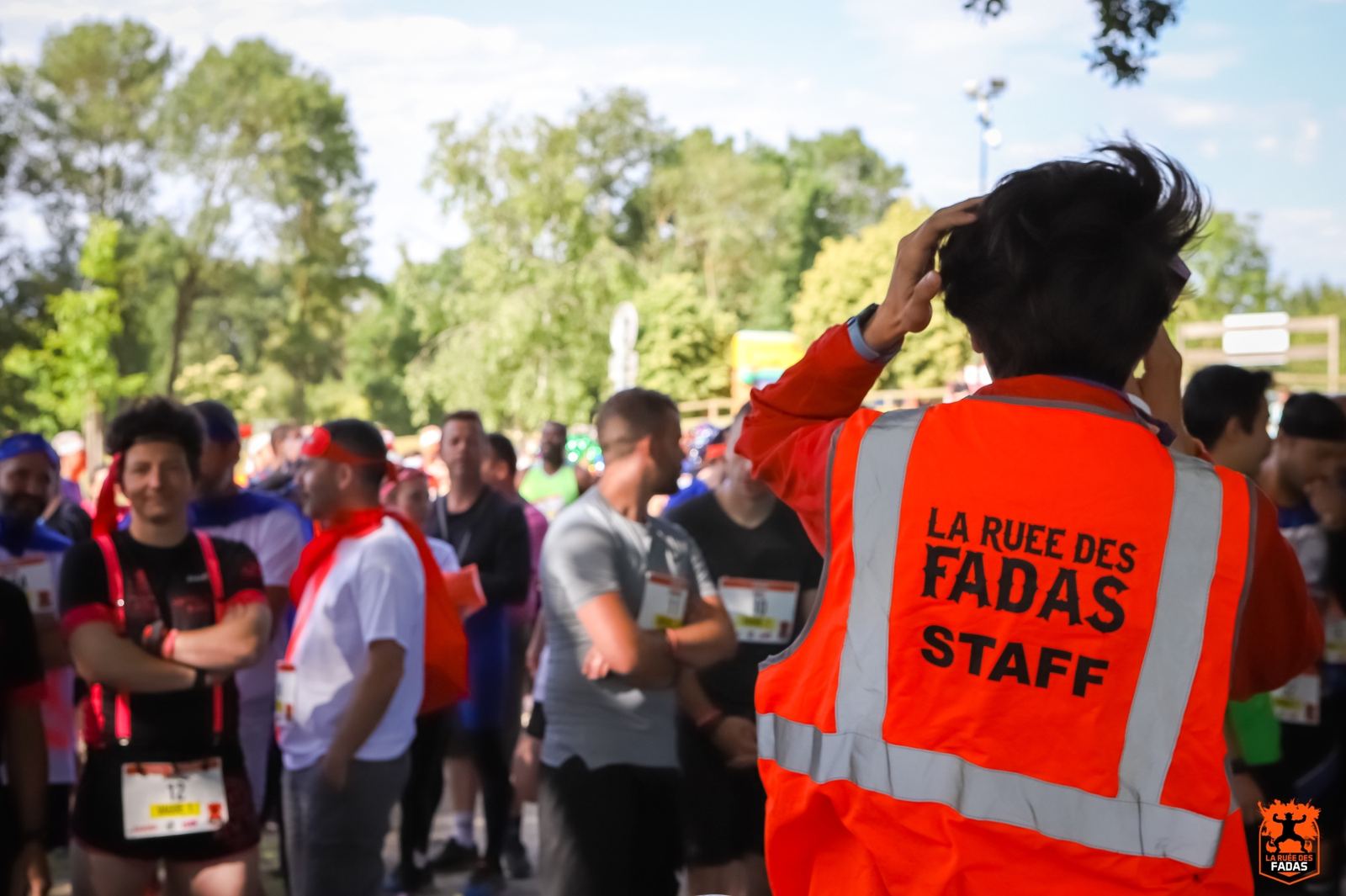 Groupe de fadas déguisés en train de courir