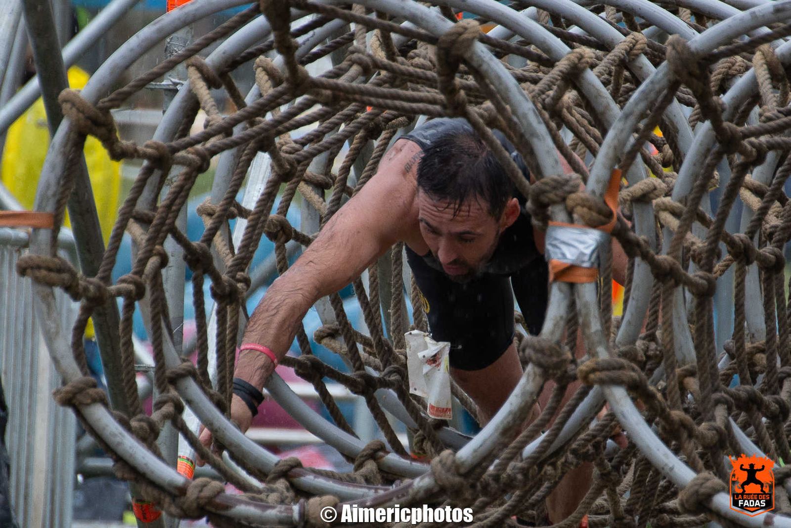 Équipe de participants posant devant la banderole La Ruée des Fadas