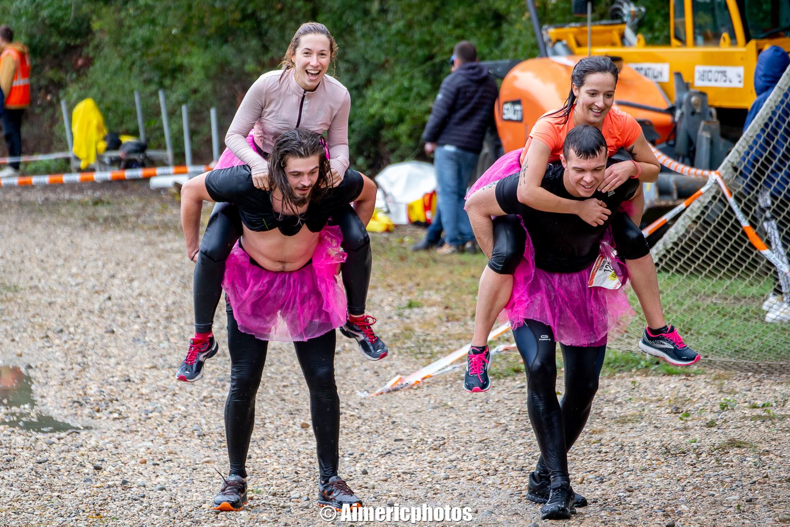 Participants s'aidant sur un obstacle