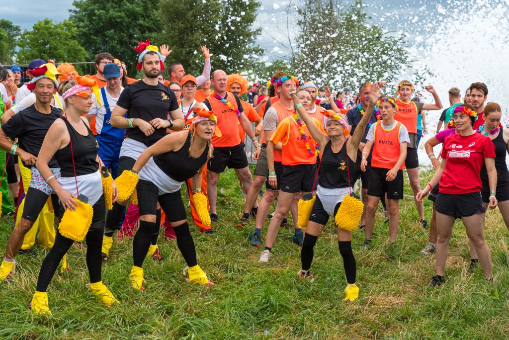 La foule du départ, bras levés, avant le coup d'envoi de la course