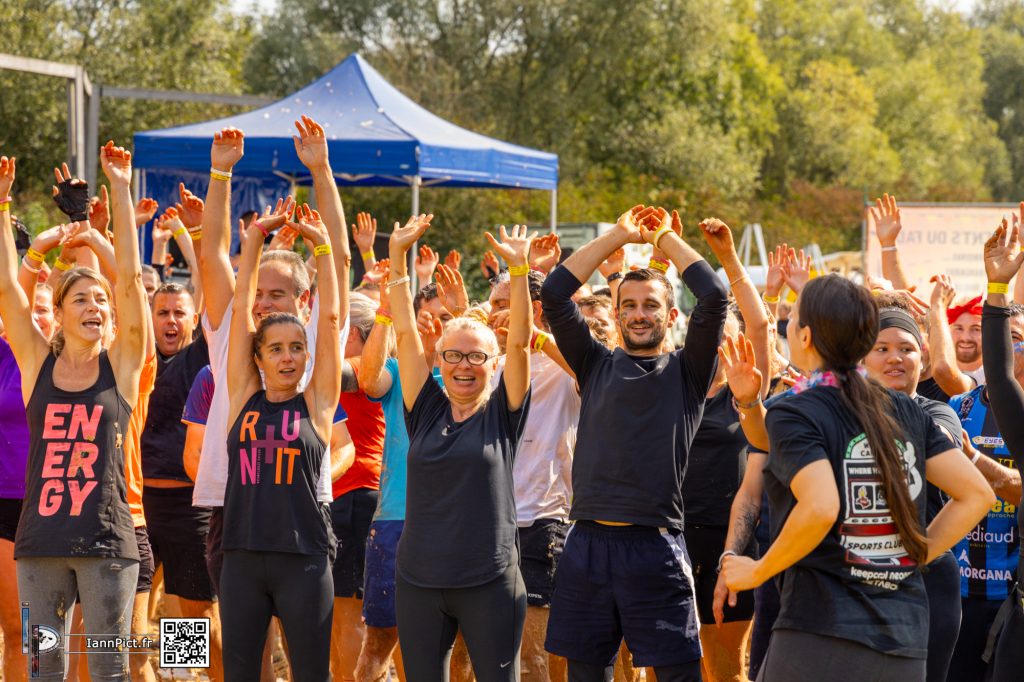 La foule du village des Fadas, bras levés, pendant l'animation d'après-course